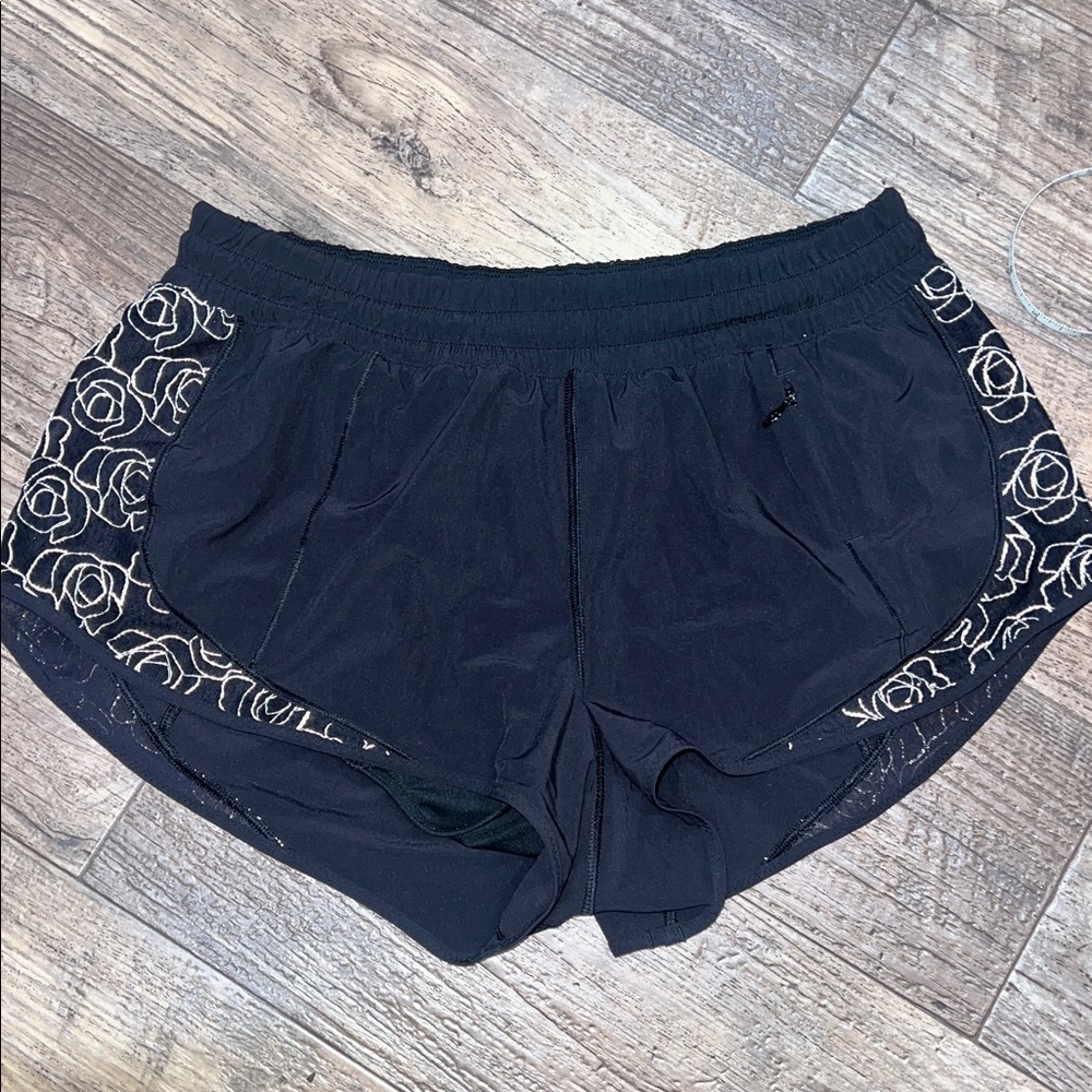 Lululemon hotty hot short 2.5 flower detail rose
